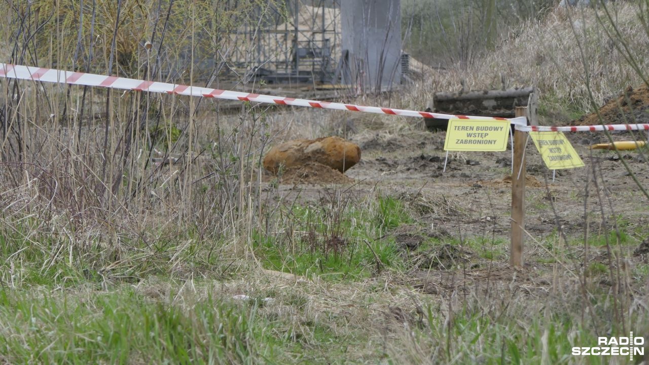 W czwartek o godzinie 12 sztab kryzysowy podejmie decyzję o podjęciu bomby w Policach. Pierwsze spotkanie w tej sprawie służby odbyły w środę, potrzeba było jednak dodatkowych analiz, bo okazało się, że w pobliżu miejsca, w którym odnaleziono niewybuch biegnie gazociąg.