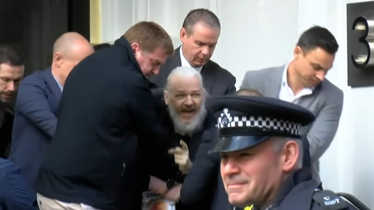 Julian Assange nie wyraził zgody na dobrowolną ekstradycję do Stanów Zjednoczonych. Tamtejsza administracja oskarża go o ujawnienie tajemnic państwowych. W Londynie odbyła się pierwsza rozprawa ekstradycyjna twórcy demaskatorskiego portalu WikiLeaks.