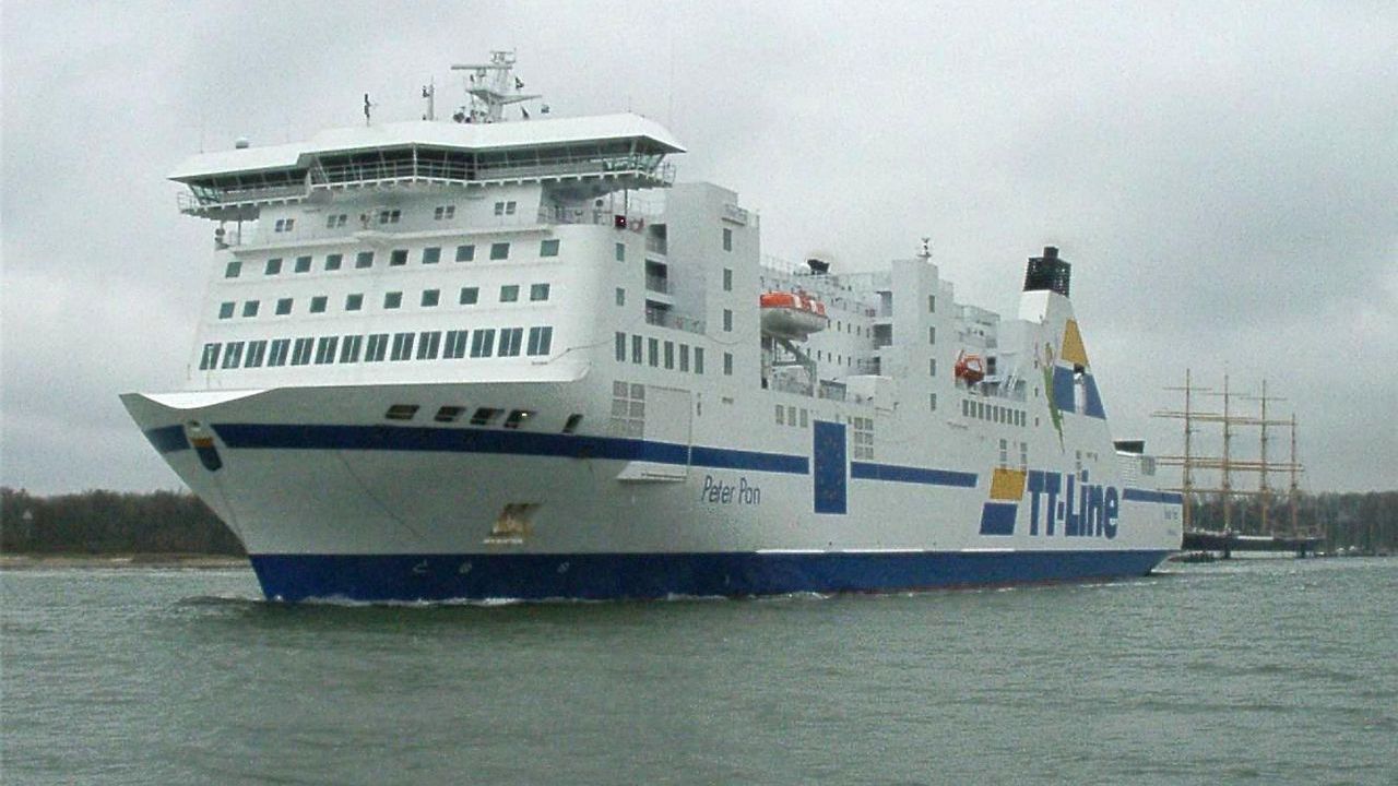 Do wycieku chlorku żelaza z cysterny ciężarówki doszło rano na promie Peter Pan. Szwedzkie służby ratunkowe ewakuowały ze znajdującego się w porcie w Trelleborgu statku, 159 pasażerów oraz 112 kierowców ciężarówek.