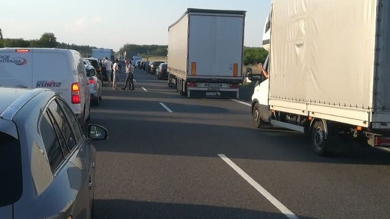 Od piątku obowiązują nowe przepisy, które nakazują kierowcom tworzenie tak zwanych korytarzy życia. Celem nowych regulacji jest ułatwienie służbom ratunkowym dojazdu do miejsca wypadku.