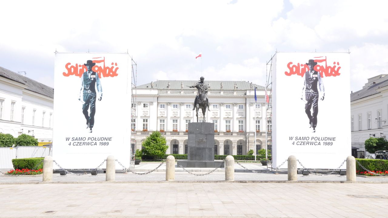 Plakat "Solidarności" nawiązujący do kadru z filmu W samo południe z Garym Cooperem stał się jednym z symboli wyborów kontraktowych. https://pl.wikipedia.org/wiki/Wybory_parlamentarne_w_Polsce_w_1989_roku