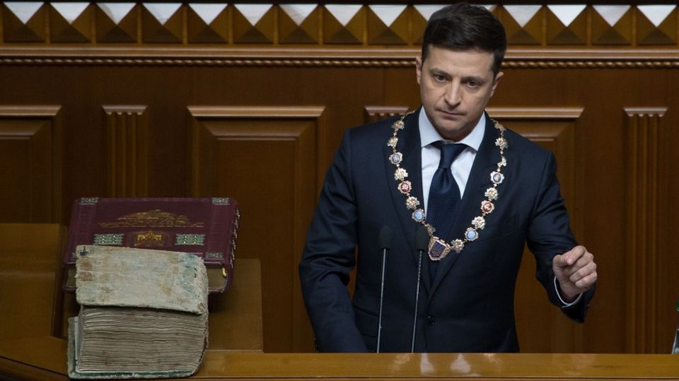 Ukraińcy świętują Dzień Niepodległości. W ukraińskiej stolicy nie będzie z tej okazji - jak w zeszłych latach - parady żołnierskiej połączonej z pokazem sprzętu wojskowego. Zadecydował o tym nowy prezydent Wolodymyr Zełenski. W centrum Kijowa zorganizowany za to będzie pochód i koncert.
