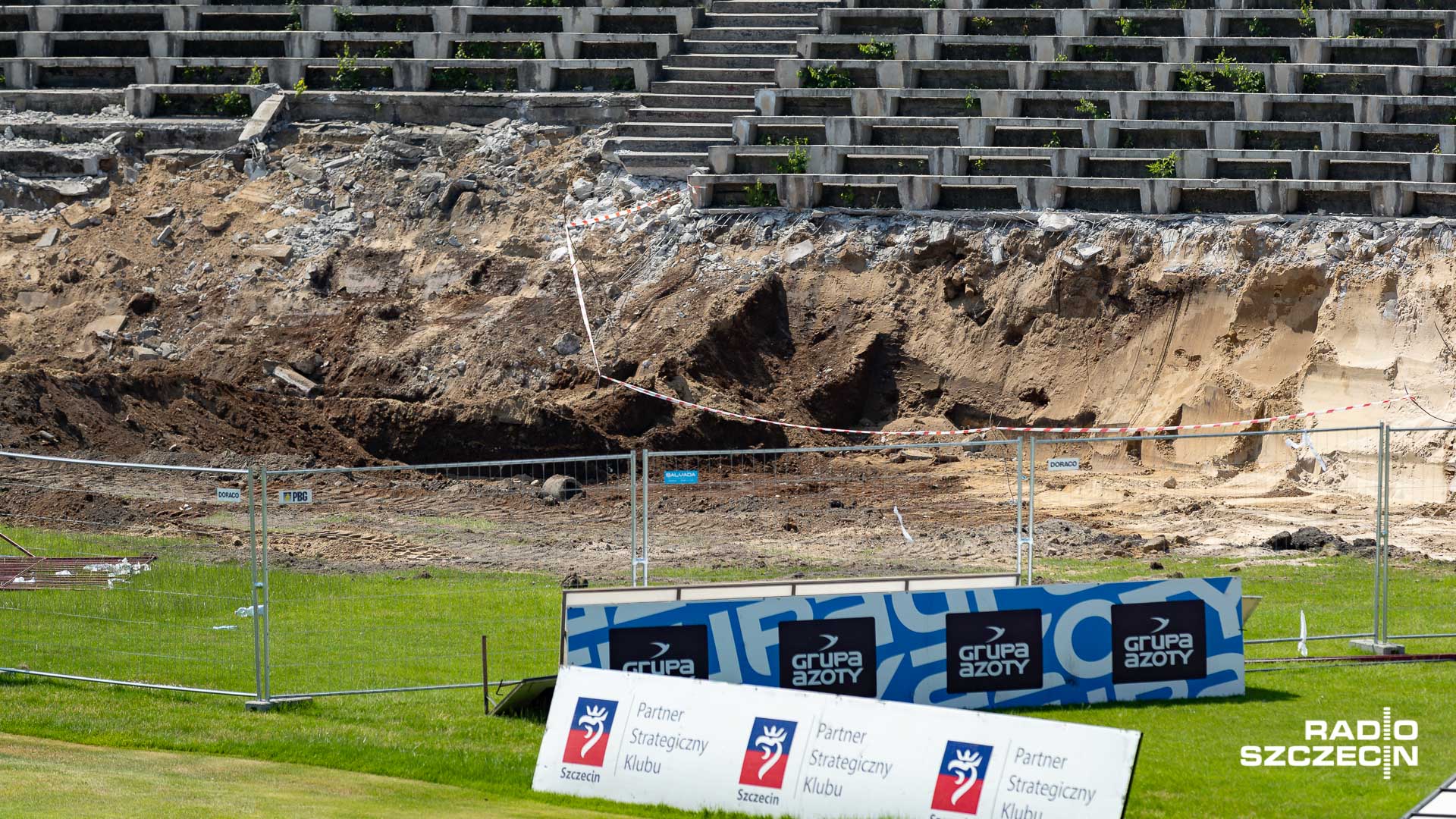 Saperzy przyjadą w środę na stadion Pogoni w Szczecinie. We wtorek budowlańcy zauważyli na przebudowywanym obiekcie, przy rozbieranej trybunie na łuku, stalowy fragment i przerwali pracę w tym miejscu.