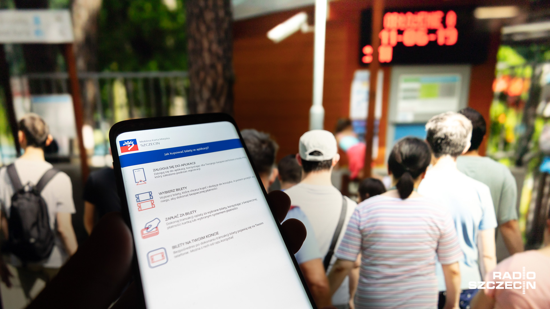 Utrata telefonu, danych czy biletów na pociąg lub festiwal - to część konsekwencji, z którymi muszą się liczyć nieuważni turyści podczas wakacyjnych wyjazdów. Eksperci Narodowej Akademickiej Sieci Komputerowej ostrzegają przed oszustami.