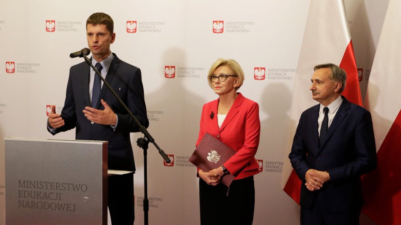 Minister edukacji Dariusz Piontkowski zapewnił, że początek roku szkolnego będzie odbywał się bez większych problemów. Za tydzień uczniowie przyjdą do szkół i rozpoczną naukę. Odniósł się też do strajku zapowiadanego przez Związek Nauczycielstwa Polskiego.