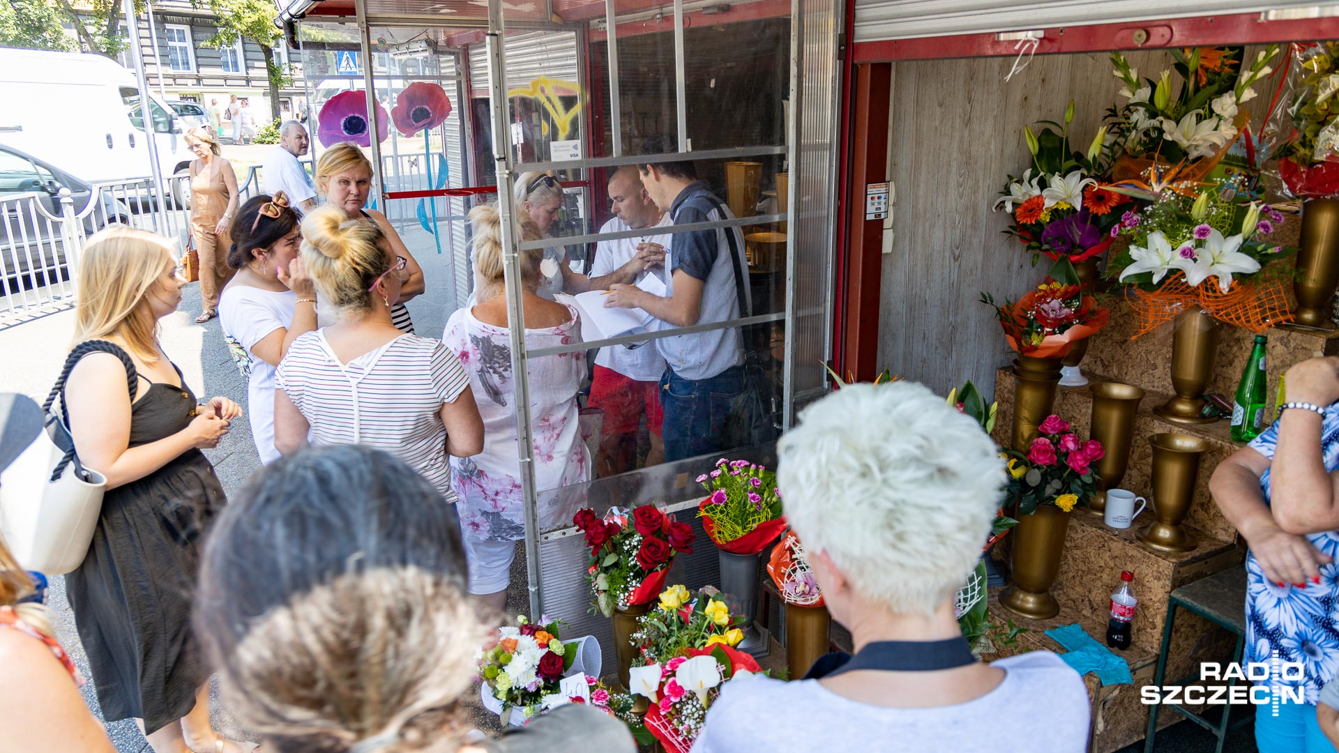 Nie ma przeciwwskazań dla handlu kwiaciarek przy placu Szarych Szeregów w Szczecinie, przynajmniej na razie - informuje ZDiTM, odpowiedzialny za wydanie zezwoleń na zajęcie pasa drogowego.