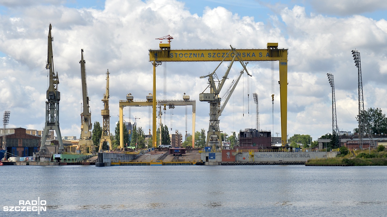 Do Szczecina z Włoch jechała ponad tydzień. W poniedziałek do Stoczni Szczecińskiej dotarła w transporcie specjalnym wielka platforma, służąca do przewożenia całych sekcji statków.