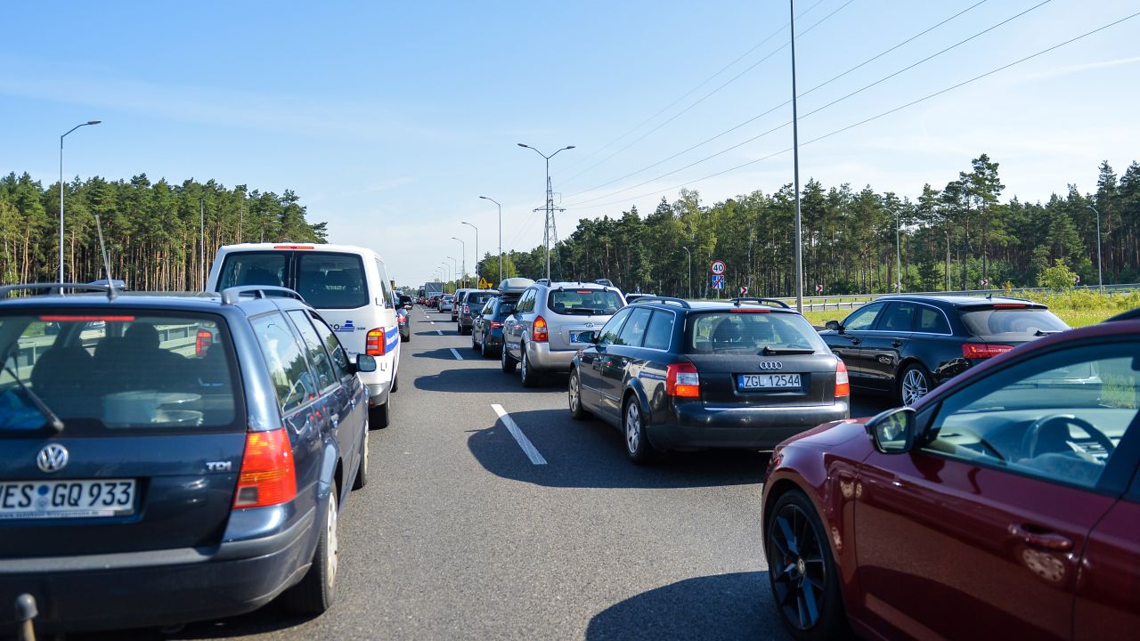 W regionie spore korki spotkamy, w obu kierunkach, na trasie S3 w pobliżu Klinisk. Jedziemy tam tylko jednym pasem ruchu.