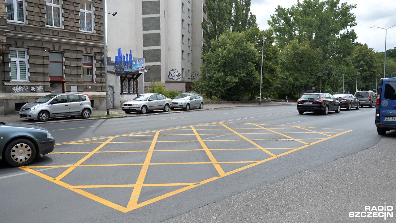 Kampanię przeprowadzi szczecińska policja i Urząd Miasta. Yellow boxy to żółte pasy tworzące kratę na środku skrzyżowania. Można przez nią przejechać, ale nie wolno na niej stawać, żeby nie tamować ruchu.