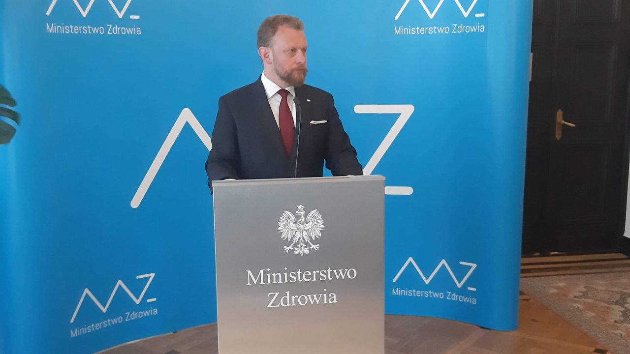 Ministerstwo zdrowia będzie refundowało opatrunki i wyroby medyczne dla chorych na pęcherzykowe oddzielanie się naskórka oraz leki dla cierpiących na chorobę Fabry039ego. O decyzji resortu poinformował minister Łukasz Szumowski.