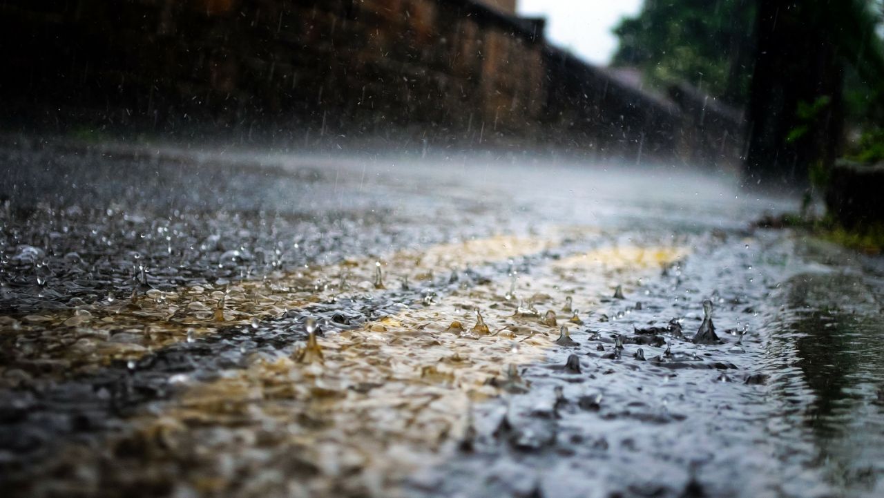 Instytut Meteorologii i Gospodarki Wodnej wydał ostrzeżenia pierwszego i drugiego stopnia dla wszystkich województw z wyjątkiem lubuskiego przed burzami z gradem, a także silnym deszczem z burzami.