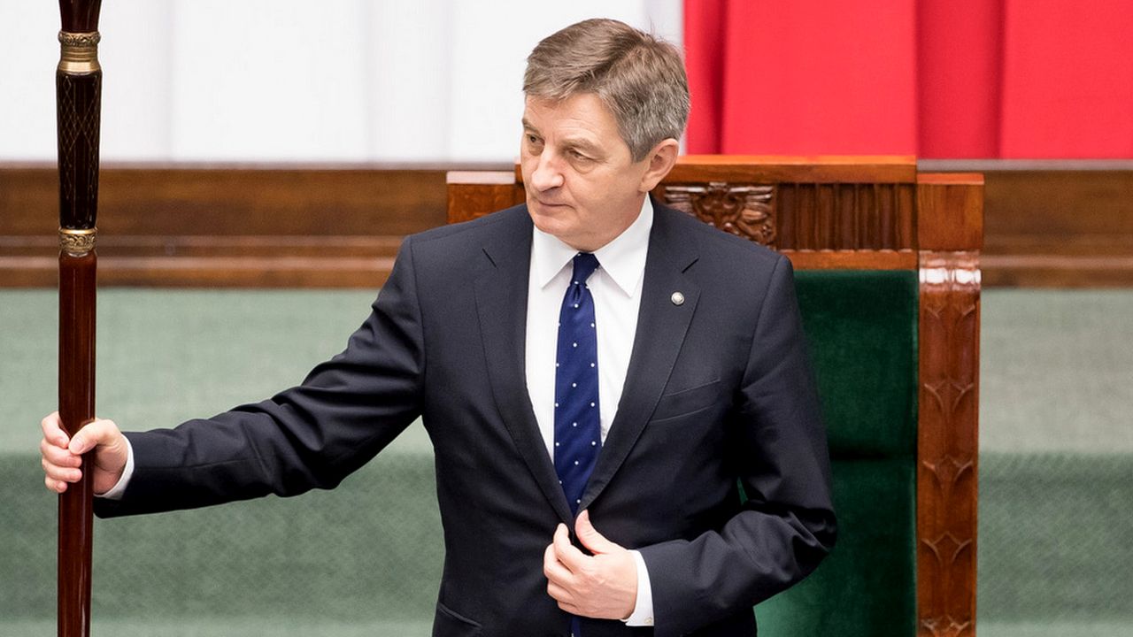 Marszałek Sejmu Marek Kuchciński poinformował, że w piątek zrezygnuje z pełnionej funkcji. Na konferencji prasowej wyjaśnił, że powodem są oczekiwania społeczne.
