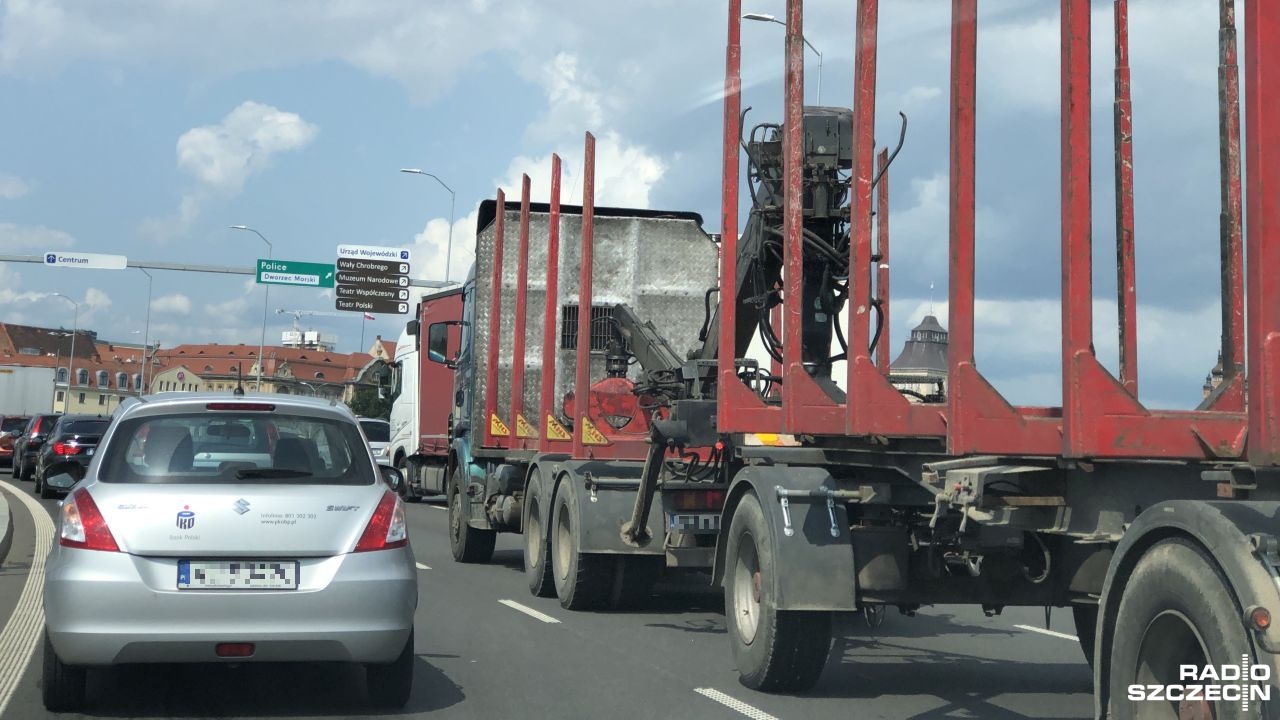 Zdecydowanie płynniej jedziemy już ulicami w śródmieściu Szczecina. Przejazd wciąż utrudniony jest w kierunku centrum na Trasie Zamkowej i ulicy Energetyków.