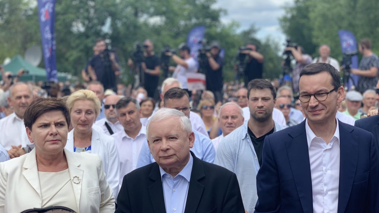Premier Mateusz Morawiecki konferencją na błoniach Stadionu Narodowego w Warszawie rozpocznie objazd kraju przed wyborami parlamentarnymi. Wystąpienie szefa rządu rozpocznie się o godzinie 11.