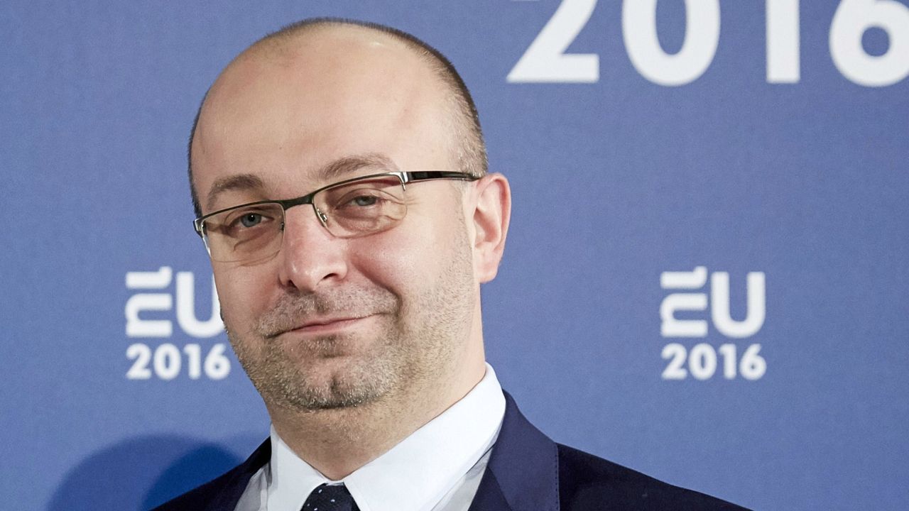 Wiceminister sprawiedliwości Łukasz Piebiak podał się do dymisji, tłumacząc ją potrzebą ochrony reformy sądów przed oszczerstwami. Premier przyjął dymisję, ale apelował o wysłuchanie drugiej strony.