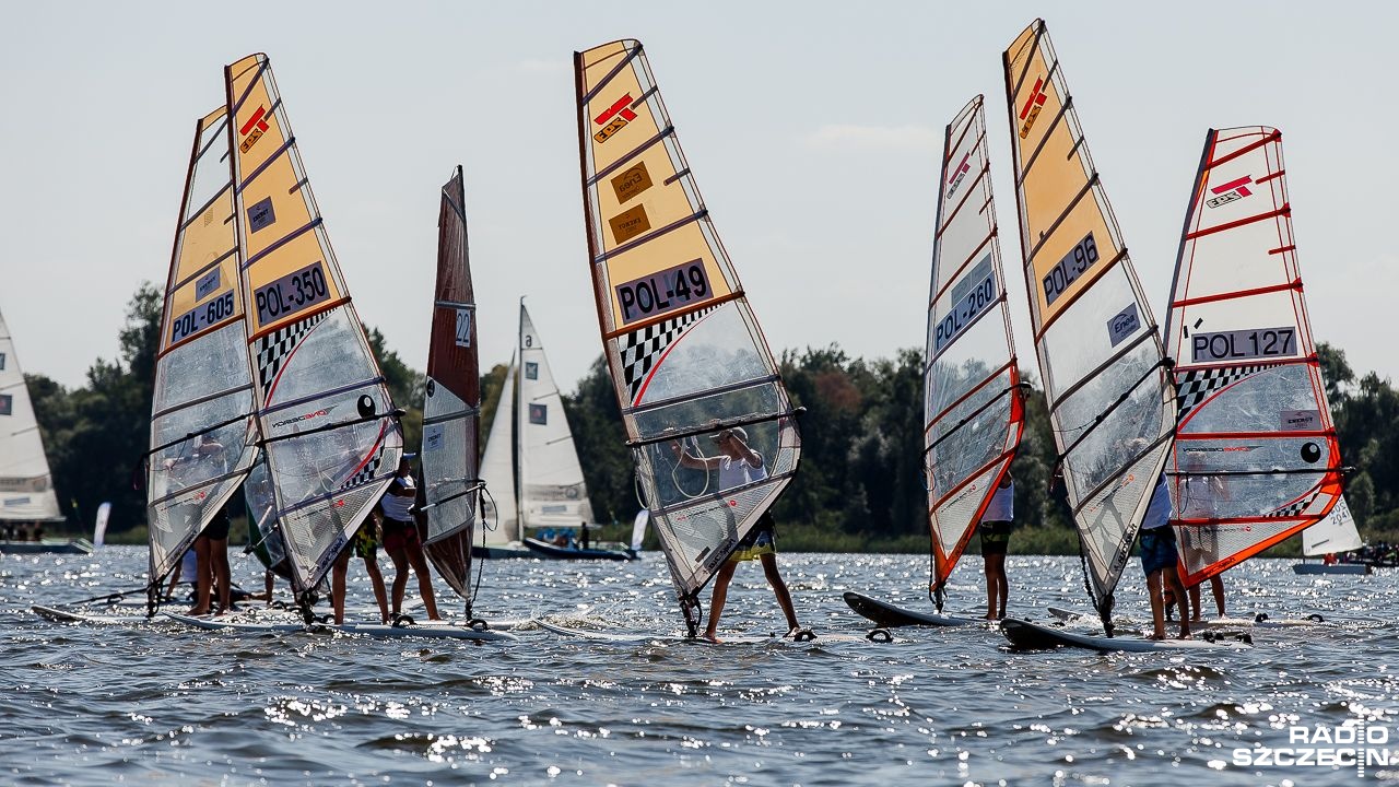 Na wodach mariny Centrum Żeglarskiego przy ulicy Przestrzennej w Szczecinie w niedzielę walczą uczestnicy Mistrzostw Polski Młodzików w windsurfingu.