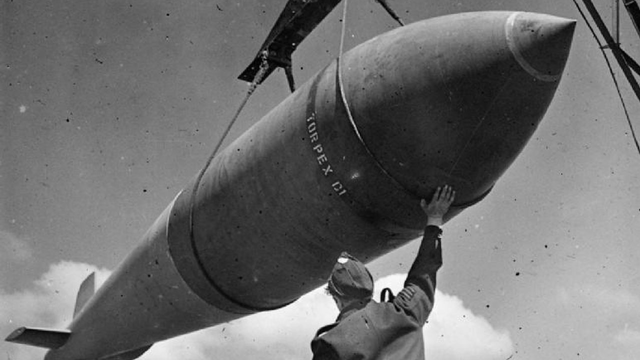 Tallboy (ang. wysoki chłopiec) – używana w czasie II wojny światowej mniejsza wersja najcięższej bomby lotniczej Grand Slam o masie 5340 kg. źródło: https://en.wikipedia.org/wiki/Tallboy_(bomb).