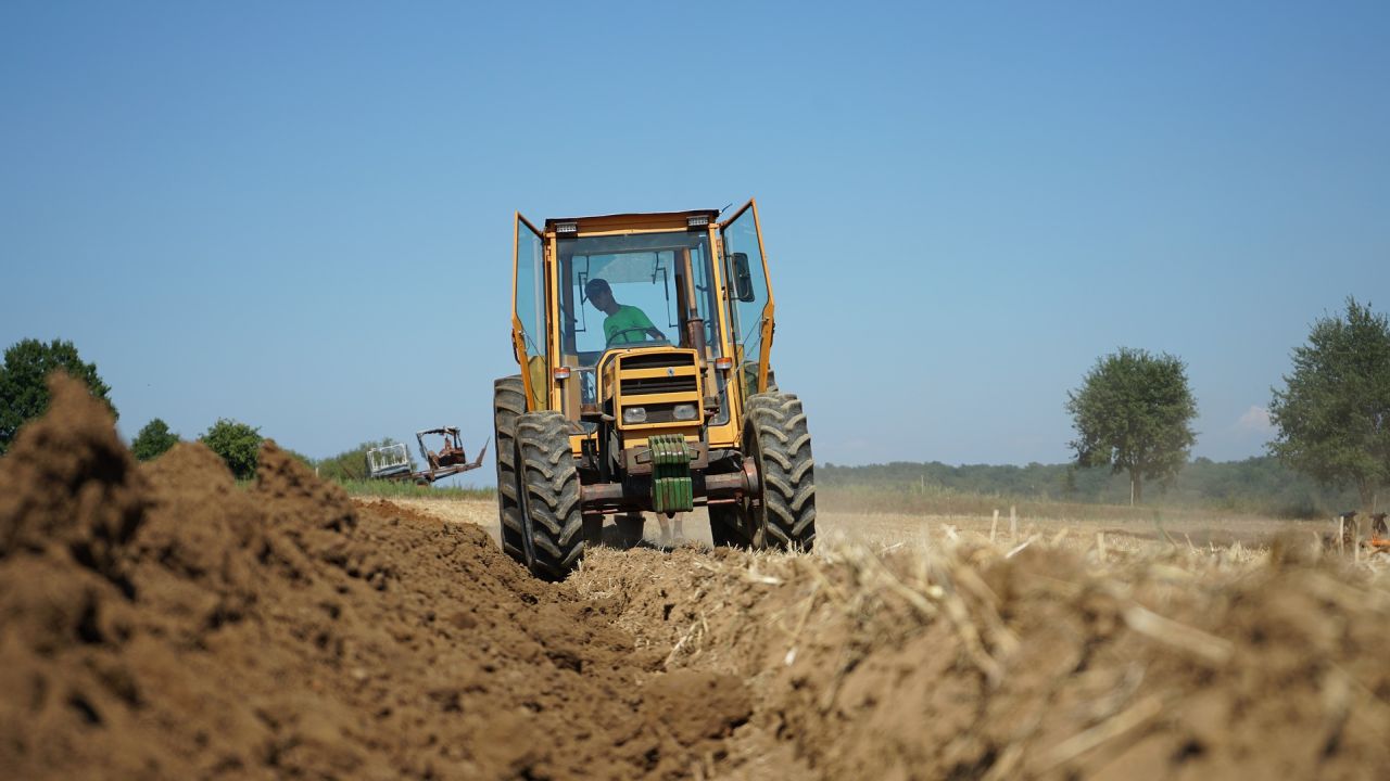 Edward Kosmal uważa, że polska wieś nie jest przygotowana do przyjęcia założeń ekologicznych, które forsuje Unia Europejska. źródło: https://pixabay.com/pl/photos/ci%C4%85gnik-ziemi-kultury-rolnictwo-4437030.