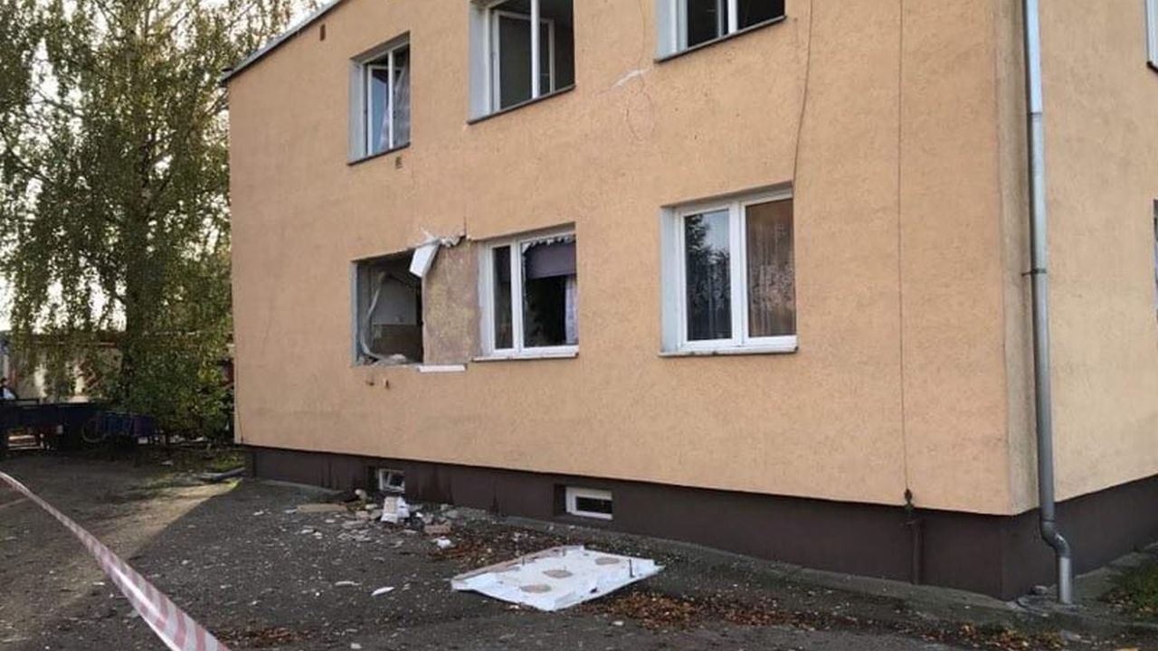 Mieszkańcy bloku w Krzymowie w powiecie gryfińskim, w którym doszło do wybuchu gazu nie mogą wrócić do swoich mieszkań. Nie pozwolił na to Powiatowy Inspektorat Nadzoru Budowlanego - podaje portal chojna24.pl.