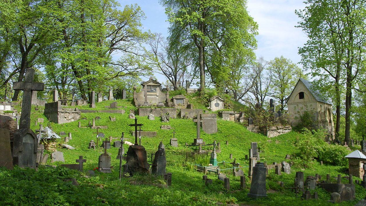 Dwie nowe trasy po wileńskim Cmentarzu na Rossie przygotował Społeczny Komitet Opieki nad Starą Rossą.