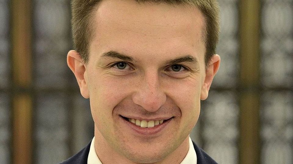 Cała Koalicja 15 października stoi za ministrem sprawiedliwości - oświadczył rzecznik rządu Adam Szłapka. Waldemar Żurek ogłasza koniec ziobrolotka, czyli losowego przydziału spraw w sądach. Zdaniem prezydenta Karola Nawrockiego jest to ostentacyjny akt bezprawia.