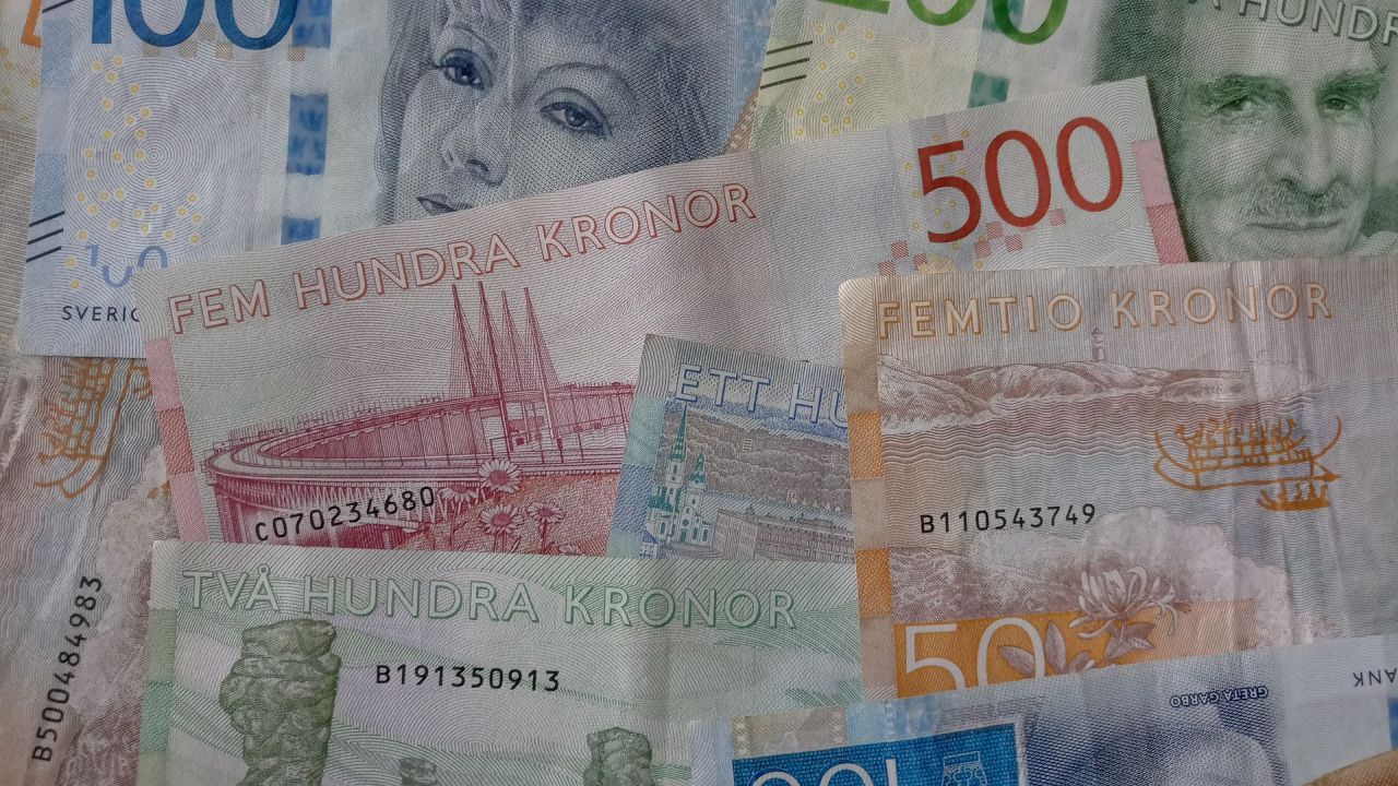 Rząd Szwecji przeznaczy równowartość prawie czterech miliardów euro na dotacje rodzimym przedsiębiorcom, którzy ze względu na epidemię koronawirusa utracili część przychodów. Największa organizacja reprezentująca interesy właścicieli szwedzkich firm twierdzi, że to za mało, aby przed bankructwem uratować większość przedsiębiorstw.