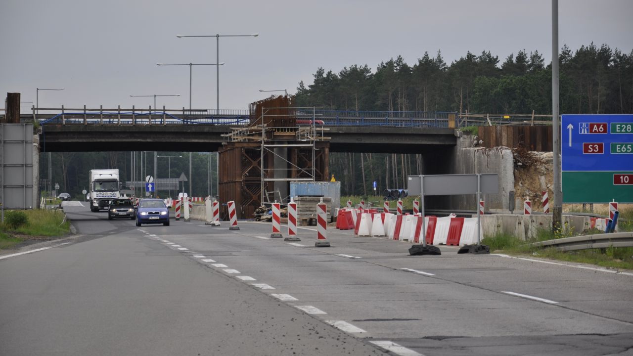 Uwaga kierowcy jadący w stronę centrum Szczecina krajową dziesiątką. Drogowcy kończą - przerwane w piątek - prace związane z wymianą części nawierzchni w pobliżu i na Węźle Kijewo.