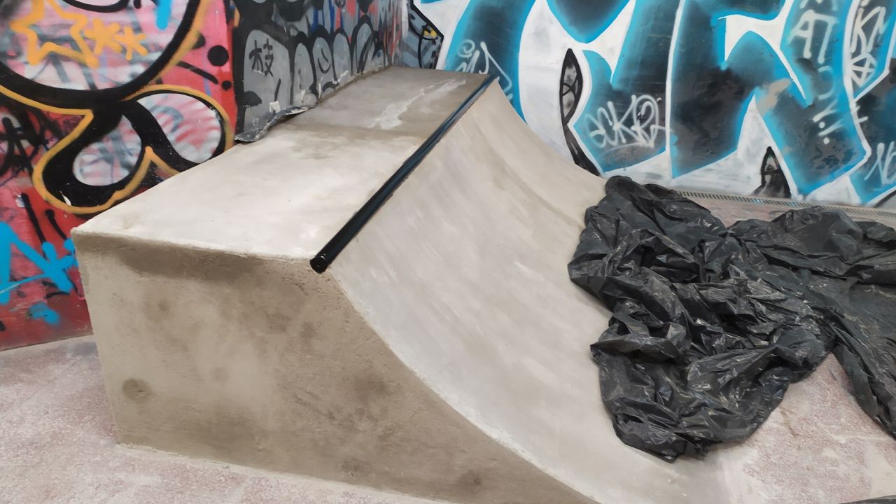 Skatepark w przejściu podziemnym pod al. Wyzwolenia gotowy - w poniedziałek oficjalne otwarcie. Miejsce stworzyli członkowie Stowarzyszenia Sportowego Switch.