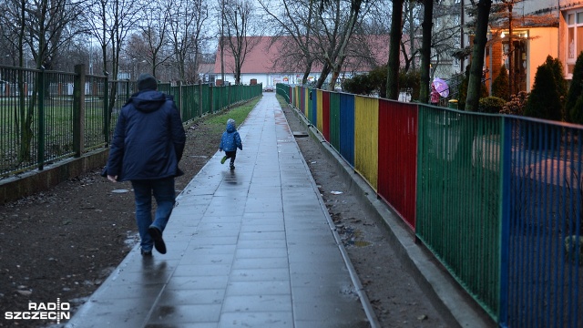 Szefostwo placówki nie wyklucza, że pojawią się kolejne i informuje, że obecnie nie ma możliwości zapewnienia opieki dzieciom. Fot. Łukasz Szełemej [Radio Szczecin] Masowe zwolnienia lekarskie w szczecińskim przedszkolu [WIDEO, ZDJĘCIA]