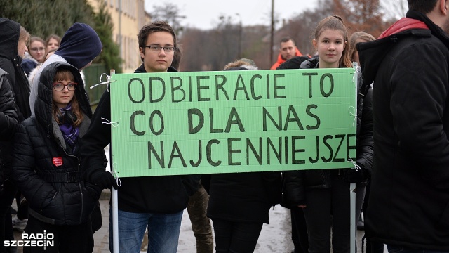 Fot. Łukasz Szełemej [Radio Szczecin] Uczniowie walczą o swoją szkołę. Wiceprezydent Szczecina uspokaja, ale czy uspokoił? [ZDJĘCIA, WIDEO]