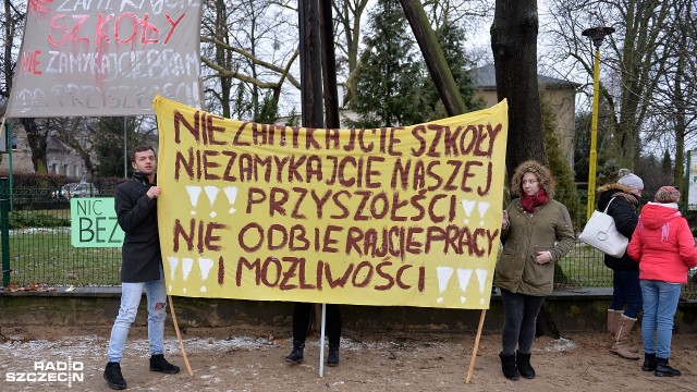 Protesty w szczecińskim Centrum Edukacji Ogrodniczej w Zdrojach. Fot. Łukasz Szełemej [Radio Szczecin] Uczniowie walczą o swoją szkołę. Wiceprezydent Szczecina uspokaja, ale czy uspokoił? [ZDJĘCIA, WIDEO]