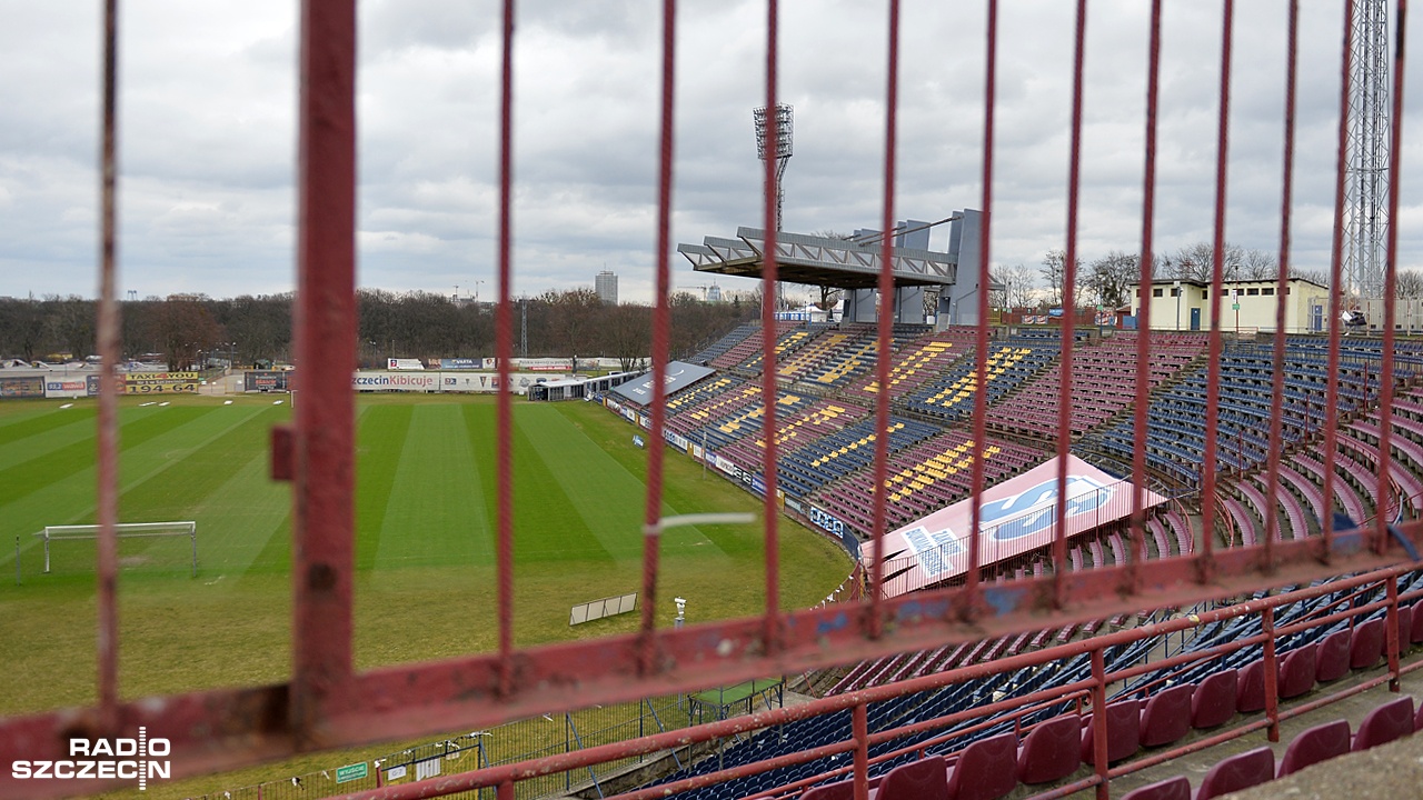 Z rozwiązaniem wychodzi klub, który proponuje: udostępnijmy kibicom dawno nieużywane krzesełka w sektorach 10-14. Najpierw jednak pozytywną opinię na ten temat muszą przedstawić służby: policja, pogotowie ratunkowe i straż pożarna.