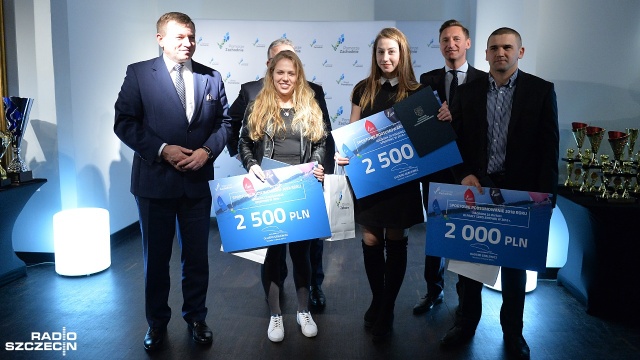 Spotkali się w Zamku Książąt Pomorskich, by na sportowo podsumować rok. Pięćdziesięciu zawodników i trenerów, a także przedstawiciele klubów z całego regionu odebrali dziś dyplomy, puchary i nagrody pieniężne.