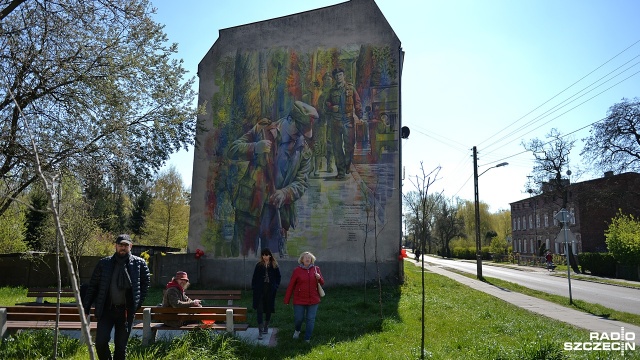 Fot. Łukasz Szełemej [Radio Szczecin] Wyjątkowe murale ozdobiły budynki na szczecińskim Skolwinie [WIDEO, ZDJĘCIA]