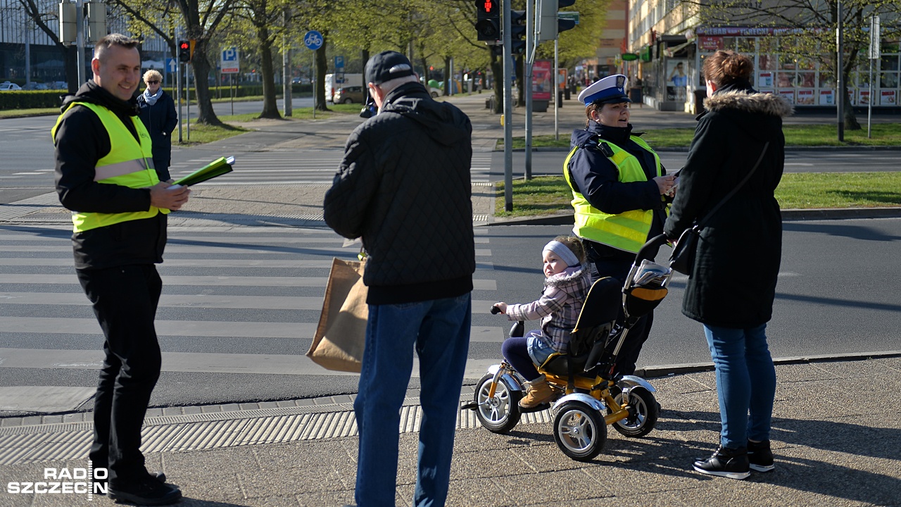 W czwartek policjanci zadbają o bezpieczeństwo pieszych i rowerzystów. Funkcjonariusze, w całym kraju, będą zwracać uwagę na okolice przejść i przejazdów rowerowych przez jezdnię.