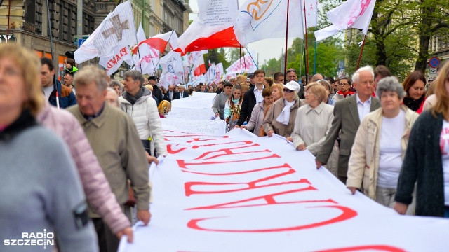 Zakończył się 17. Szczeciński Marsz dla Życia. Ta, największa w Polsce, manifestacja w obronie życia rozpoczęła się w niedzielę o godzinie 15 na Jasnych Błoniach. Fot. Łukasz Szełemej [Radio Szczecin] Szczeciński Marsz dla Życia. "Chcemy miłością bronić najmłodszych." [DUŻO ZDJĘĆ]