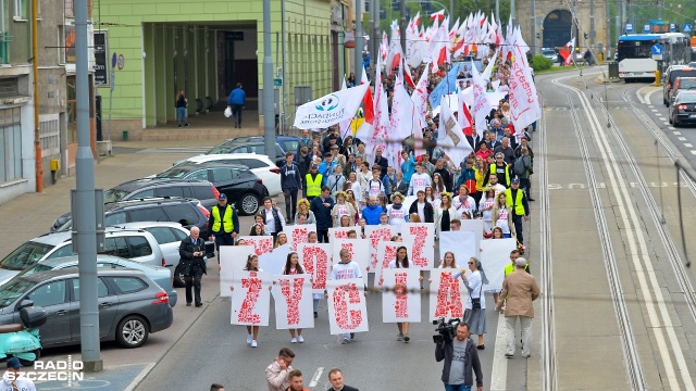 Zakończył się 17. Szczeciński Marsz dla Życia. Ta, największa w Polsce, manifestacja w obronie życia rozpoczęła się w niedzielę o godzinie 15 na Jasnych Błoniach. Fot. Łukasz Szełemej [Radio Szczecin] Szczeciński Marsz dla Życia. "Chcemy miłością bronić najmłodszych." [DUŻO ZDJĘĆ]