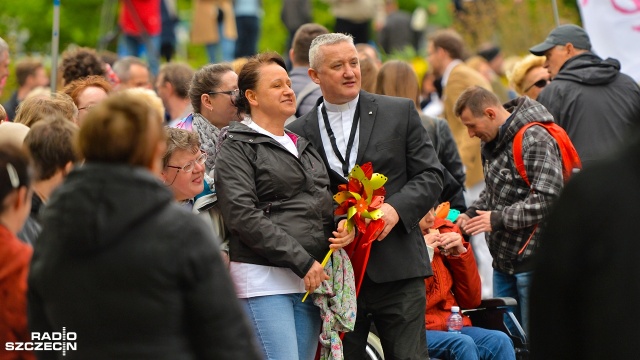 Zakończył się 17. Szczeciński Marsz dla Życia. Ta, największa w Polsce, manifestacja w obronie życia rozpoczęła się w niedzielę o godzinie 15 na Jasnych Błoniach. Fot. Łukasz Szełemej [Radio Szczecin] Szczeciński Marsz dla Życia. "Chcemy miłością bronić najmłodszych." [DUŻO ZDJĘĆ]