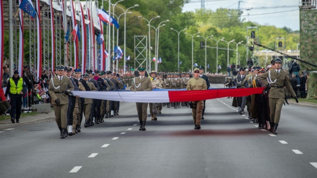 Wielka defilada Silni w sojuszach uczciła 20-lecie przystąpienia Polski do NATO i 15 lat obecności w unijnych strukturach. Wisłostradą przemaszerowały oddziały polskiego wojska i sojuszniczych armii, a także funkcjonariusze służb Ministerstwa Spraw Wewnętrznych i Administracji. To blisko 2 tysiące osób.