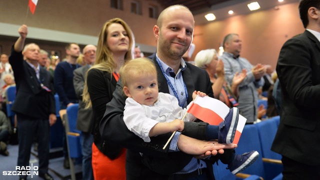 Bezwzględną walkę z pedofilią zapowiedział podczas konwencji wyborczej w Szczecinie prezes Prawa i Sprawiedliwości. Fot. Łukasz Szełemej [Radio Szczecin] Konwencja PiS: walka z pedofilią i ochrona dzieci oraz równość Polski w UE [WIDEO, DUŻO ZDJĘĆ]