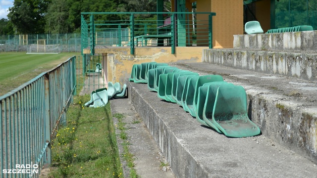 Fot. Łukasz Szełemej [Radio Szczecin] Stare krzesełka Pogoni trafią na stadion Chemika Police [ZDJĘCIA]