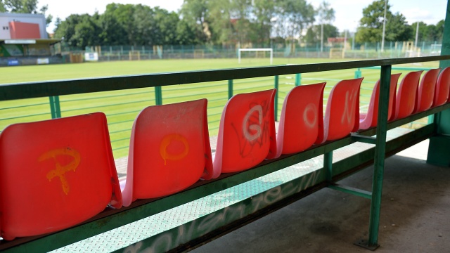 Fot. Łukasz Szełemej [Radio Szczecin] Stare krzesełka Pogoni trafią na stadion Chemika Police [ZDJĘCIA]