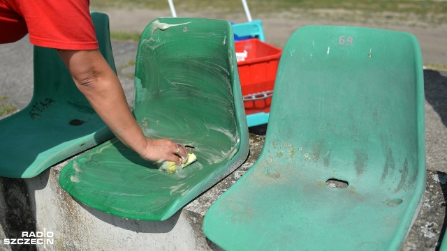 Fot. Łukasz Szełemej [Radio Szczecin] Stare krzesełka Pogoni trafią na stadion Chemika Police [ZDJĘCIA]