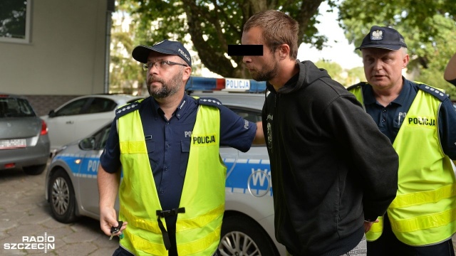 Przed godziną 15.00 sprawcy napadu na księdza Aleksandra Ziejewskiego zostali doprowadzeni do Prokuratury Rejonowej Szczecin-Śródmieście. Fot. Łukasz Szełemej [Radio Szczecin] Sprawcy napadu na księdza usłyszeli zarzuty [ZDJĘCIA]