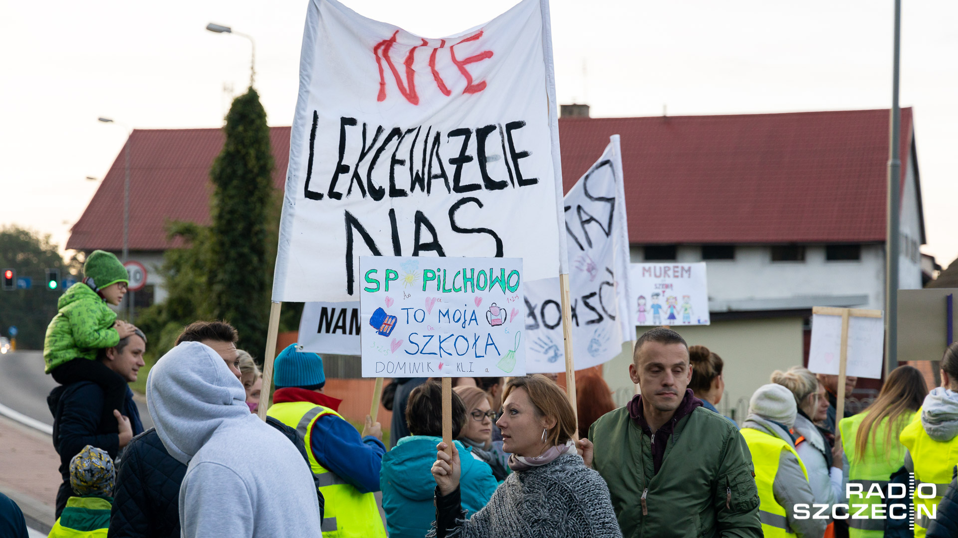 Mieszkańcy podszczecińskiego Pilchowa protestować będą przez Urzędem Miejskim w Policach. W trakcie dwugodzinnej pikiety domagać się będą utworzenia ośmioklasowej szkoły podstawowej. W obecnej placówce nauka dzieci kończy się na klasie szóstej.