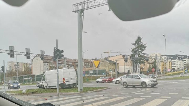 Wypadek na skrzyżowaniu ulic Krasińskiego z Wszystkich Świętych w Szczecinie. Dostawczy bus zderzył się tam z samochodem osobowym.