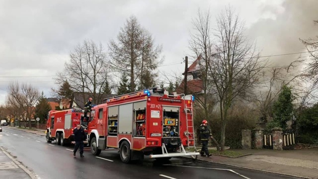 Cztery zastępy strażaków gaszą pożar budynku jednorodzinnego przy skrzyżowaniu Wierzbowej z Braniborską w Szczecinie. Dom jest niezamieszkany