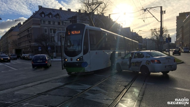 Taksówka zderzyła się tramwajem na skrzyżowaniu Bohaterów Warszawy i 5 Lipca w Szczecinie. Nikomu nic się nie stało, ale stanęły tramwaje.