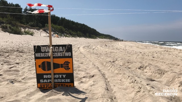 Nie bomby a boje odsłoniło morze na plaży niedaleko Łaz w województwie zachodniopomorskim. Do przyjazdu saperów policja informowała, że są to stukilogramowe bomby.
