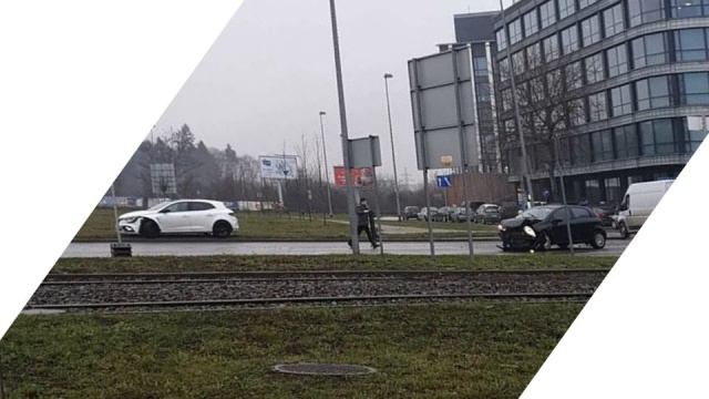 Na pl. Szyrockiego zderzyły się dwa samochody osobowe. Nikomu nic się nie słało, ale jedno z aut jest mocno rozbite i blokuje pas jezdni w stronę Mieszka I. Na miejscu interweniują policjanci.